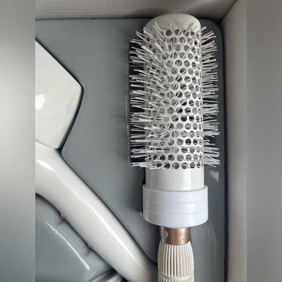 T3 White Gold Color Featherweight Luxe 2i Professional Hair Dryer With Brush. - Picture 5 of 9